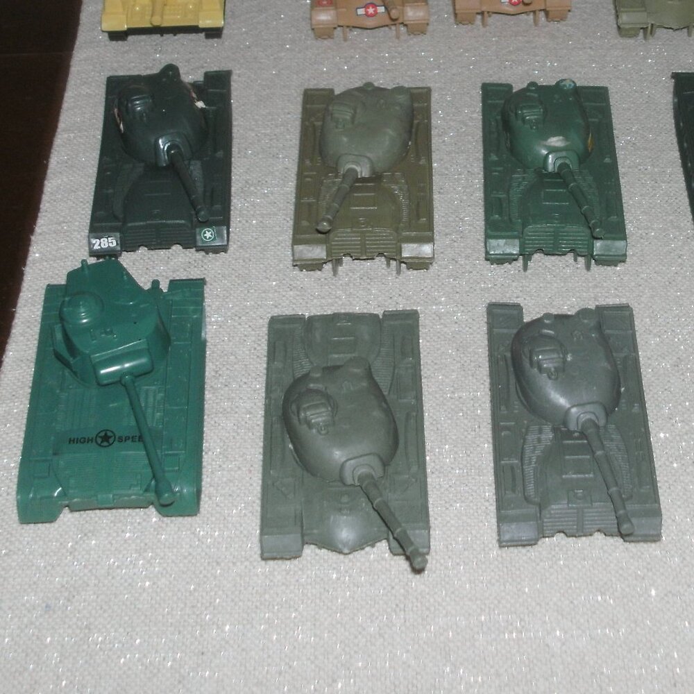 SET of 15 Collectible Toy Plastic Army Tanks each 5" Green Yellow & Tan - Picture 9 of 10